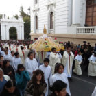 PROCESIN. El Santsimo Sacramento junto con miles de personas pas por varias calles de Sucre, hasta llegar a San Felipe Neri.