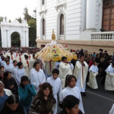 PROCESIN. El Santsimo Sacramento junto con miles de personas pas por varias calles de Sucre, hasta llegar a San Felipe Neri.