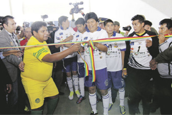 ACTO. Evo inaugura coliseo en El Torno.