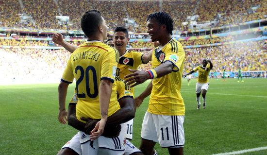 Una de las dos celebraciones de los jugadores colombianos en el estadio de Brasilia; abajo, la fiesta de los hinchas en territorio cafetalero.