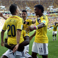 Una de las dos celebraciones de los jugadores colombianos en el estadio de Brasilia; abajo, la fiesta de los hinchas en territorio cafetalero.