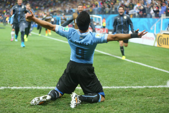 El delantero uruguayo Luis Surez celebra el segundo gol de su cuenta personal y el tanto definitivo del triunfo contra Inglaterra.