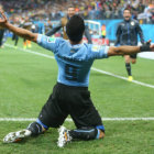 El delantero uruguayo Luis Surez celebra el segundo gol de su cuenta personal y el tanto definitivo del triunfo contra Inglaterra.