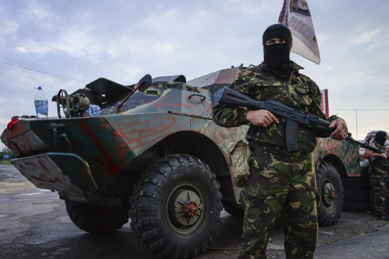 TENSIN. Milicianos prorrusos vigilan cerca de Luhansk, al este de Ucrania.