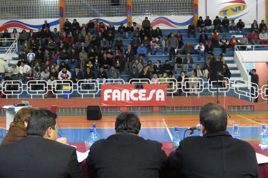 ASAMBLEA. La asamblea extraordinaria de Cotes en el Coliseo Universitario, anoche.