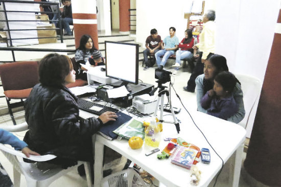 Registro. Las filas de ltima hora se formaron ayer en varios centros de empadronamiento. En la imagen, las oficinas del SEREC Chuquisaca.