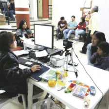 Registro. Las filas de ltima hora se formaron ayer en varios centros de empadronamiento. En la imagen, las oficinas del SEREC Chuquisaca.