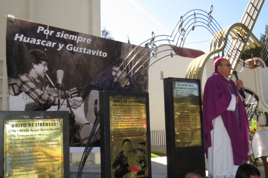 HOMENAJE. A un ao de la muerte de los artistas, el monseor Jess Prez celebr una misa en el Cementerio General.