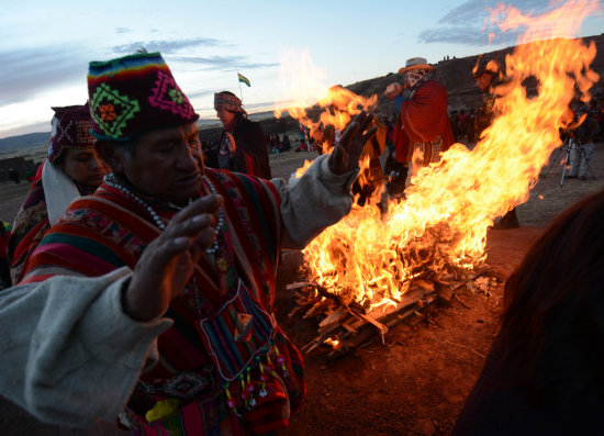 AO NUEVO. Miles de personas asistieron a los rituales en lugares sagrados.