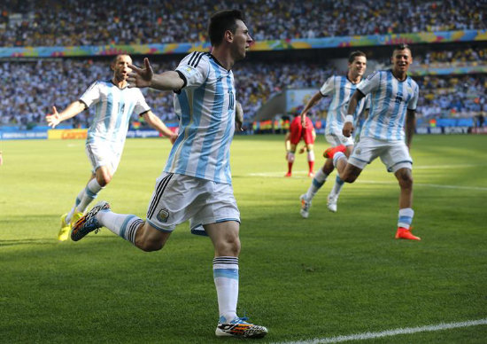 Cuando el empate estaba sellado, apareci Messi para borrar el desorden argentino y clasificar a octavos.