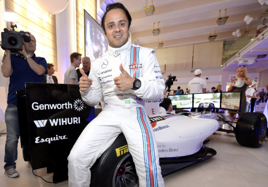 El brasileo Felipe Massa celebra junto a su blido la pole conseguida en el Gran Premio de Austria, que se correr hoy, domingo.