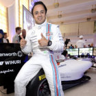 El brasileo Felipe Massa celebra junto a su blido la pole conseguida en el Gran Premio de Austria, que se correr hoy, domingo.