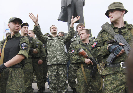 REBELDES. Uno de los lderes sublevados de Donetsk junto a un grupo de milicianos.