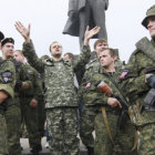 REBELDES. Uno de los lderes sublevados de Donetsk junto a un grupo de milicianos.