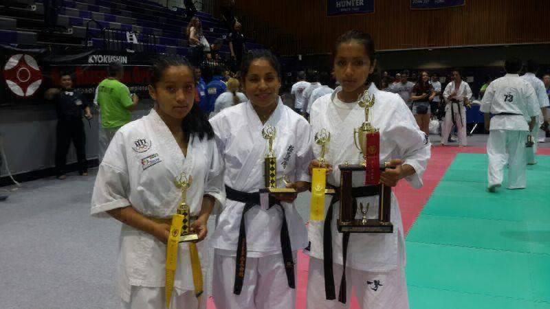 Las karatecas chuquisaqueas que alcanzaron el podio posan con sus trofeos tras la premiacin.