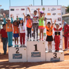 El podio de vencedores de la Cancha Roja de damas (arriba) y varones.