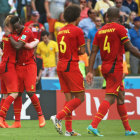 Los jugadores belgas celebran el gol de Orig (2i), que le dio el triunfo al cuadro rojo sobre Rusia; abajo, el festejo de los hinchas de Blgica que estaban en las graderas del estadio Maracan.