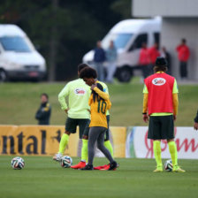 El jugador brasileo Willian (i) abraza una nia que invadi la cancha del seleccionado de Brasil.