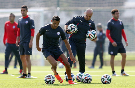 El jugador Alexis Snchez (c) durante el entrenamiento de la seleccin chilena de ayer, en Sao Paulo.