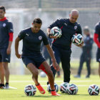 El jugador Alexis Snchez (c) durante el entrenamiento de la seleccin chilena de ayer, en Sao Paulo.