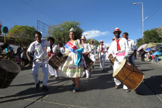 DESFILE. La saya afroboliviana de Psicologa en la Entrada Universitaria.