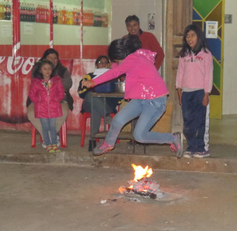 TRADICIN. La gente se dio modos para celebrar la vspera de San Juan, pero hubo personas que aprovecharon la ocasin para ocasionar incendios.