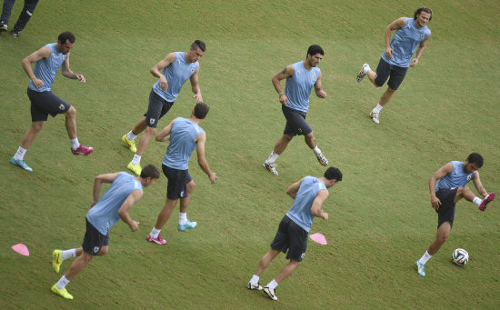 Jugadores de la seleccin de Uruguay cumplen con una de sus prcticas para enfrentarse al combinado italiano.