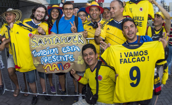 Hinchas colombianos antes del arribo de su seleccin a Cuib. abajo, la aficin japonesa en el pasado encuentro que disput con Costa de Marfil.