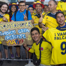 Hinchas colombianos antes del arribo de su seleccin a Cuib. abajo, la aficin japonesa en el pasado encuentro que disput con Costa de Marfil.