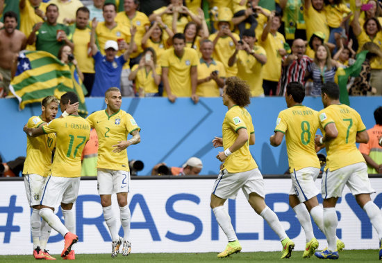 Los jugadores de la seleccin brasilea celebran el gol de Neymar (i), uno de los cuatro que les dio la victoria y la clasificacin a los octavos de final del Mundial que se realiza en tierras cariocas.