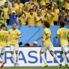 Los jugadores de la seleccin brasilea celebran el gol de Neymar (i), uno de los cuatro que les dio la victoria y la clasificacin a los octavos de final del Mundial que se realiza en tierras cariocas.