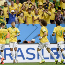 Los jugadores de la seleccin brasilea celebran el gol de Neymar (i), uno de los cuatro que les dio la victoria y la clasificacin a los octavos de final del Mundial que se realiza en tierras cariocas.