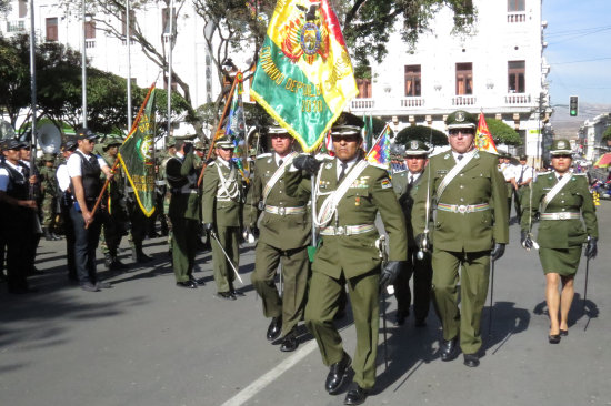 DESFILE. Las unidades del verde olivo rindieron ayer su homenaje a la Polica Boliviana.