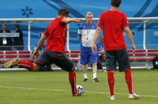 Jugadores suizos entrenan bajo la mirada de su tcnico, Ottmar Hitzfeld.