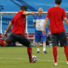 Jugadores suizos entrenan bajo la mirada de su tcnico, Ottmar Hitzfeld.