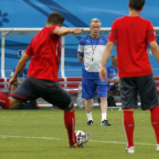 Jugadores suizos entrenan bajo la mirada de su tcnico, Ottmar Hitzfeld.