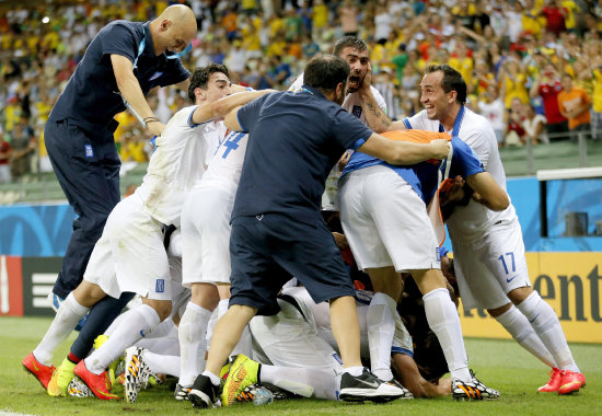 La celebracin de los jugadores griegos luego del gol de la clasificacin.