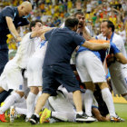 La celebracin de los jugadores griegos luego del gol de la clasificacin.