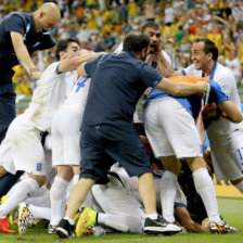 La celebracin de los jugadores griegos luego del gol de la clasificacin.