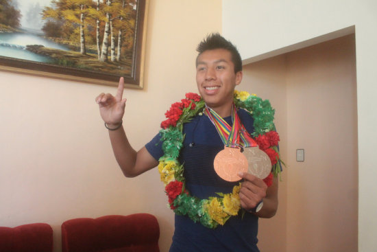 El chuquisaqueo Conrrado Moscoso no ocult su emocin de ser subcampen mundial Individial Open y medallista de bronce en Dobles Open.