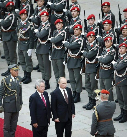 VISITA. El presidente austraco, Heinz Fischer, da la bienvenida a Vladimir Putin.