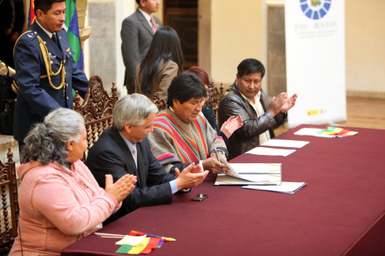 ACTO. La promulgacin de la norma, ayer, en Palacio de Gobierno.