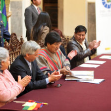 ACTO. La promulgacin de la norma, ayer, en Palacio de Gobierno.