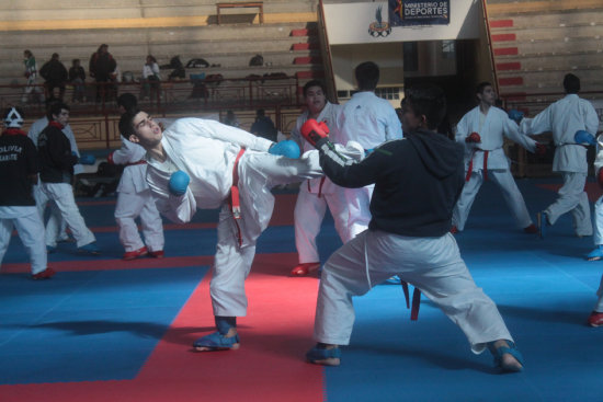 La seleccin boliviana de karate durante su ltimo entrenamiento antes de encarar el Sudamericano que arrancar hoy, en el Polideportivo.