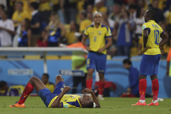 Los jugadores de la seleccin ecuatoriana se lamentan luego de empatar ante Francia y quedar eliminados del Mundial de Brasil.