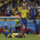 Los jugadores de la seleccin ecuatoriana se lamentan luego de empatar ante Francia y quedar eliminados del Mundial de Brasil.