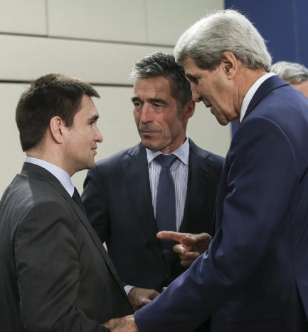 REUNIN. John kerry conversa con otros ministros de exteriores en la reunin de Bruselas.