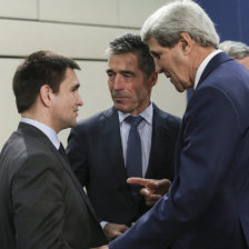 REUNIN. John kerry conversa con otros ministros de exteriores en la reunin de Bruselas.