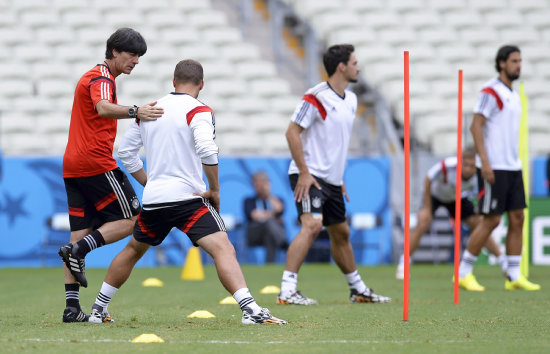 El seleccionador alemn Joachim Low habla con sus jugadores.