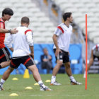 El seleccionador alemn Joachim Low habla con sus jugadores.